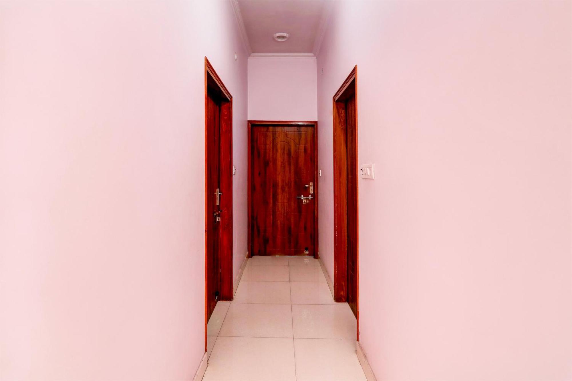 Oyo 82931 Shiv Dham Hotel 3*