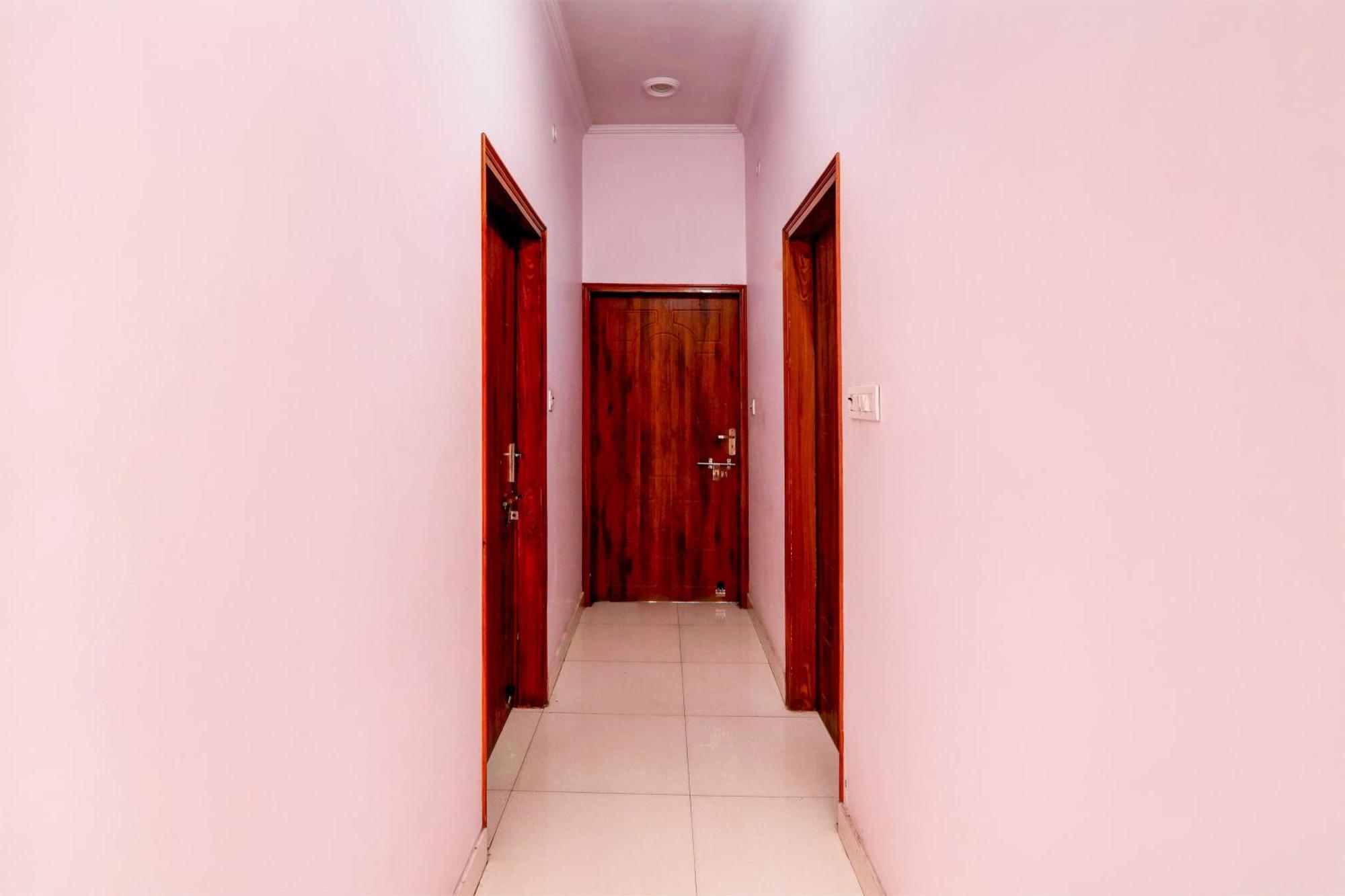 Oyo 82931 Shiv Dham Hotel 3*